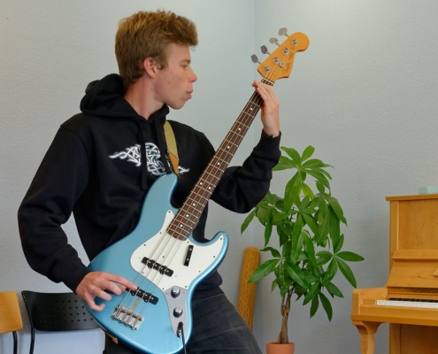 Electric bass guitar lessons