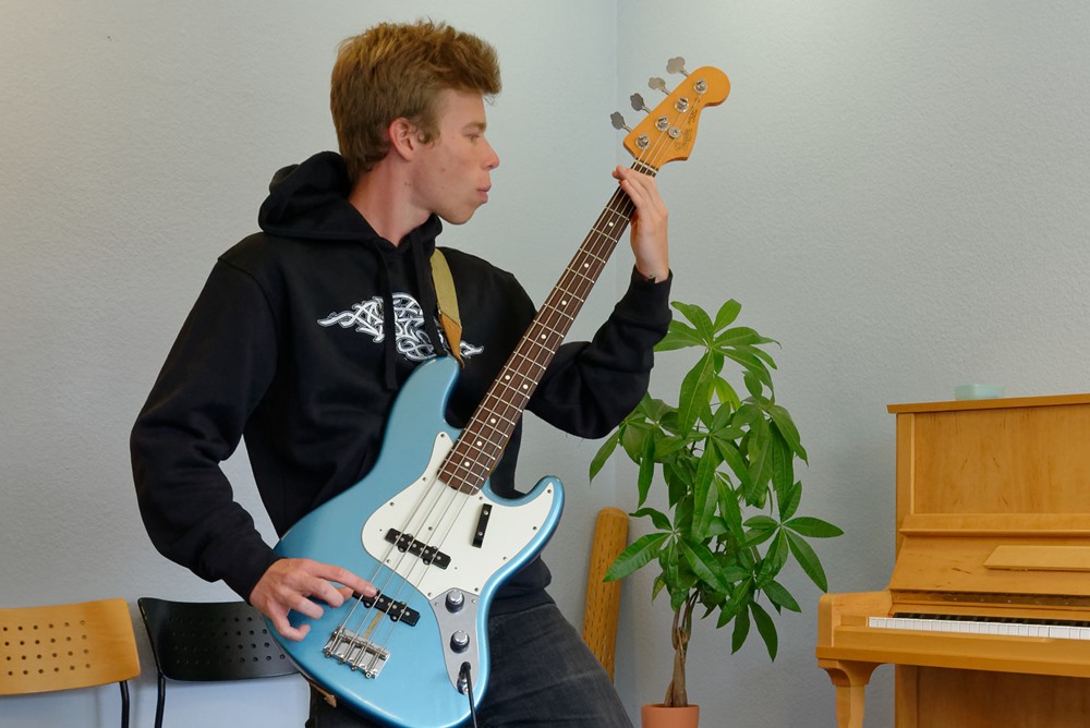 Electric bass guitar lessons