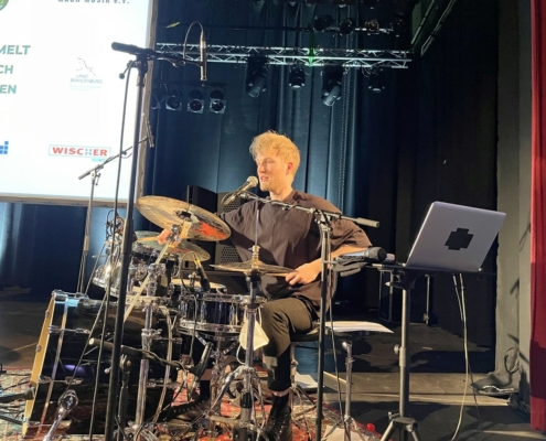 Philip Dornbusch, Lehrer der Musikschule bei der Drumsession am 18.09.2021 im Lindenpark in Potsdam