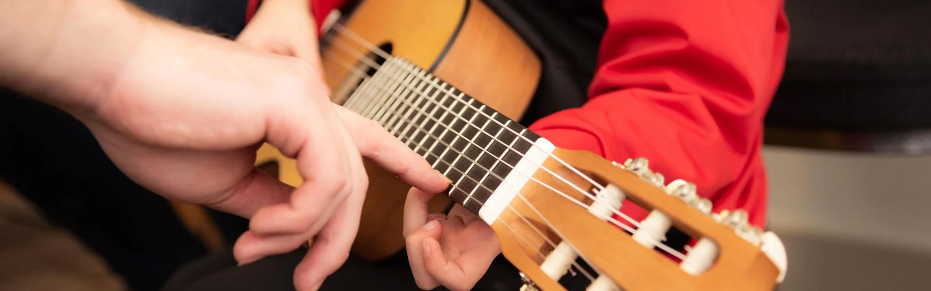 Gitarre spielen lernen in der Musikschule Behm, Bertheau & Morgenstern Gitarre spielen lernen in der Musikschule Behm, Bertheau & Morgenstern